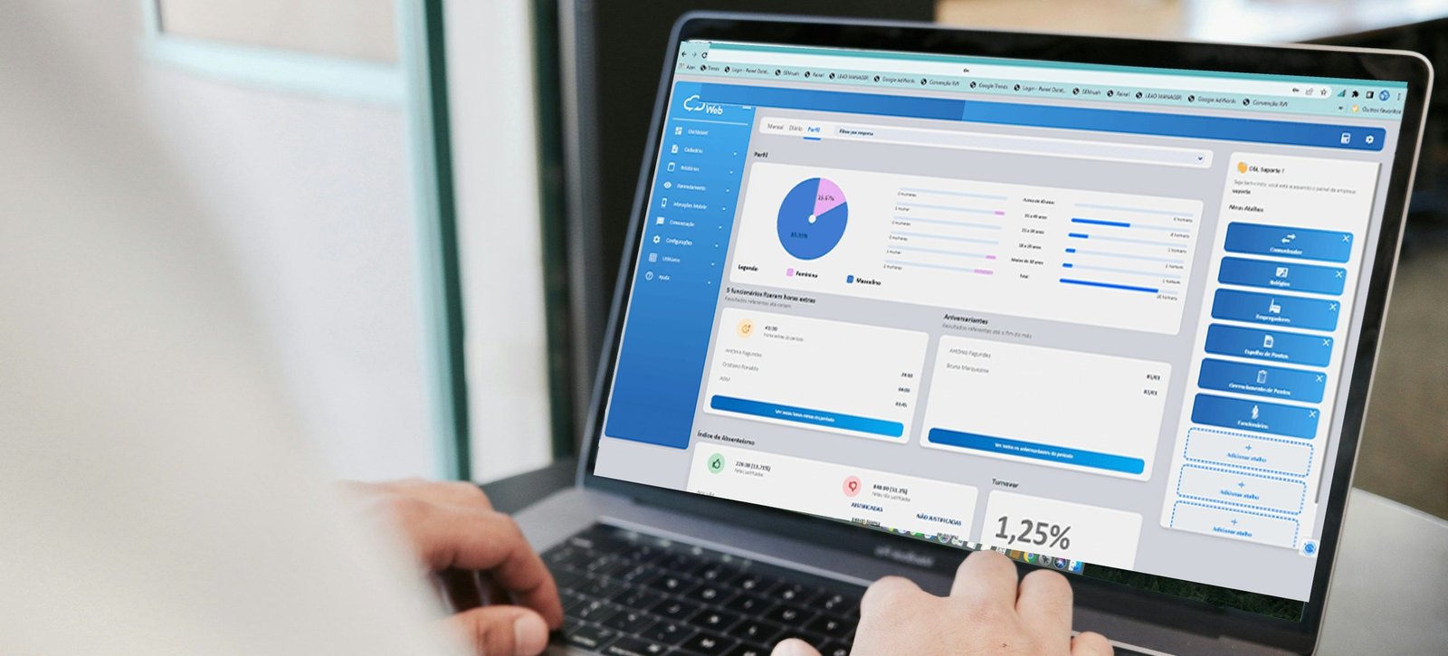Gestor acompanhando o ponto da equipe no EzPoint Web