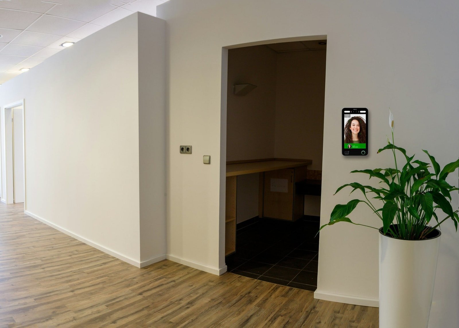 Leitor facial Evo instalado no corredor de uma empresa