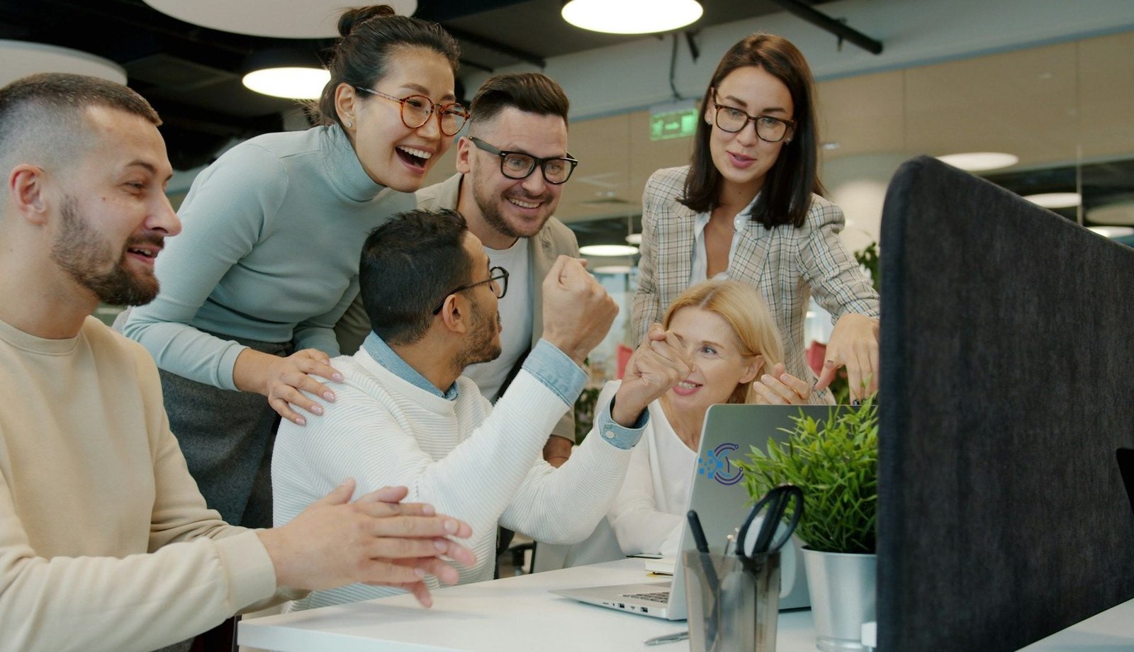Equipe comemorando resultados no escritório