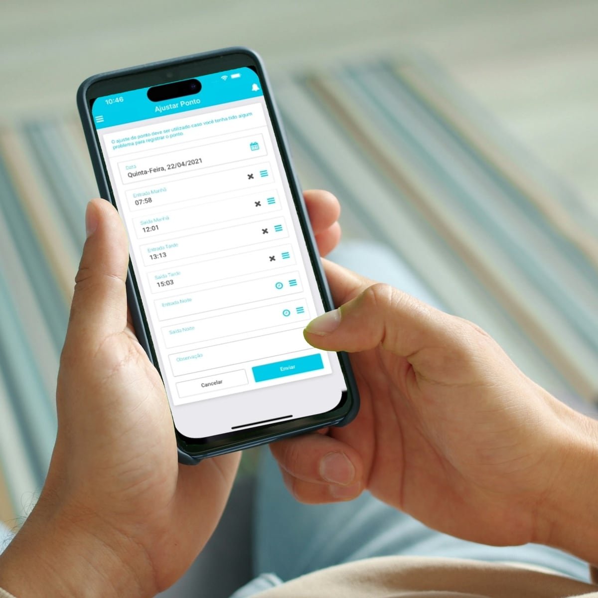 Colaboradora consultando as marcações no app Central do Funcionário, do Secullum RH